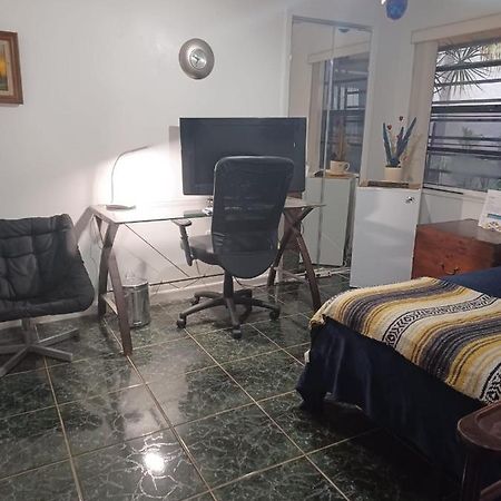 Snug Minimalist Full Bed With 50 Inch Smart Tv, Netflix, Airplay, Mini-Fridge, And 500 Mbps Wifi Near Fiu, Dolphin Mall, Airport Miami Esterno foto
