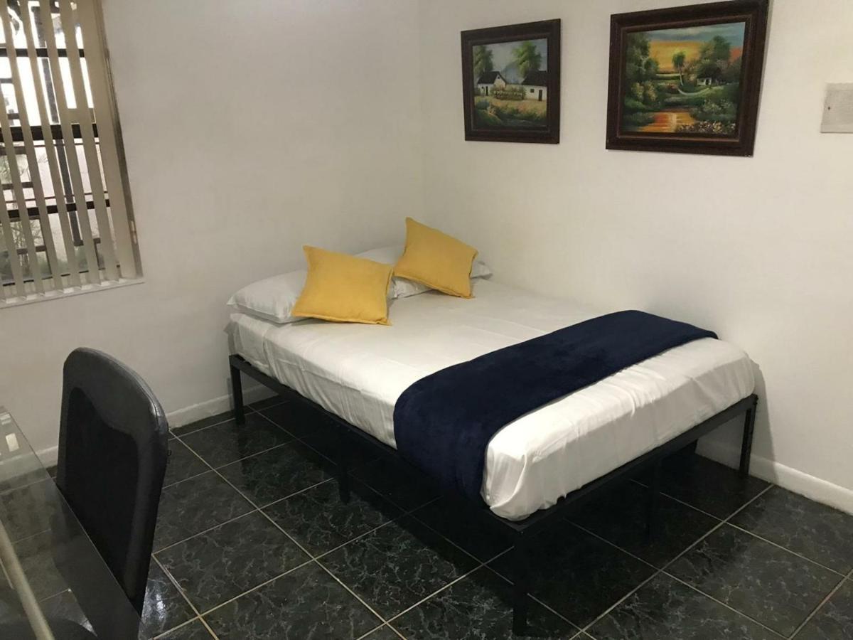 Snug Minimalist Full Bed With 50 Inch Smart Tv, Netflix, Airplay, Mini-Fridge, And 500 Mbps Wifi Near Fiu, Dolphin Mall, Airport Miami Esterno foto