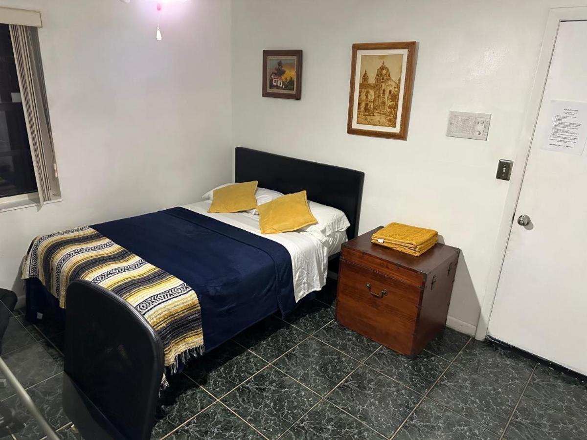 Snug Minimalist Full Bed With 50 Inch Smart Tv, Netflix, Airplay, Mini-Fridge, And 500 Mbps Wifi Near Fiu, Dolphin Mall, Airport Miami Esterno foto