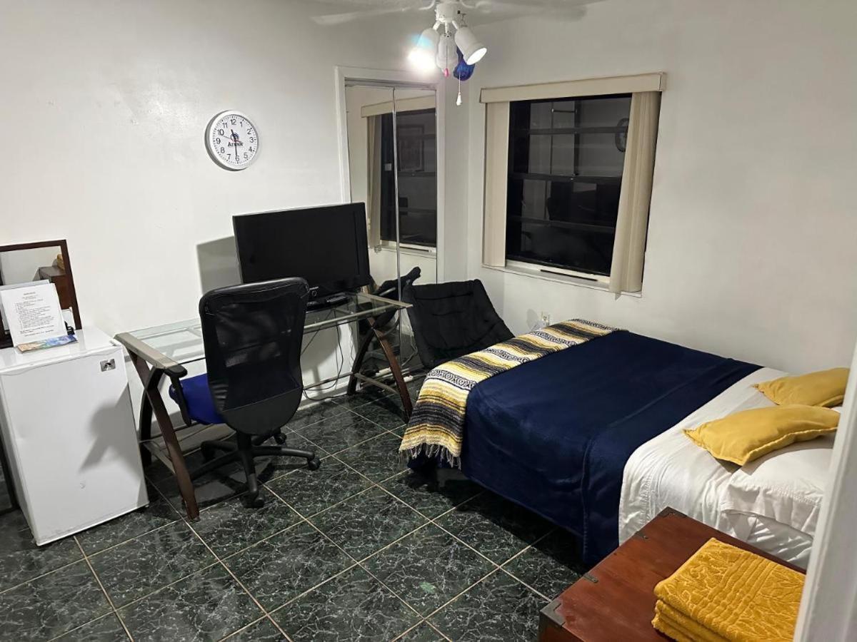 Snug Minimalist Full Bed With 50 Inch Smart Tv, Netflix, Airplay, Mini-Fridge, And 500 Mbps Wifi Near Fiu, Dolphin Mall, Airport Miami Esterno foto